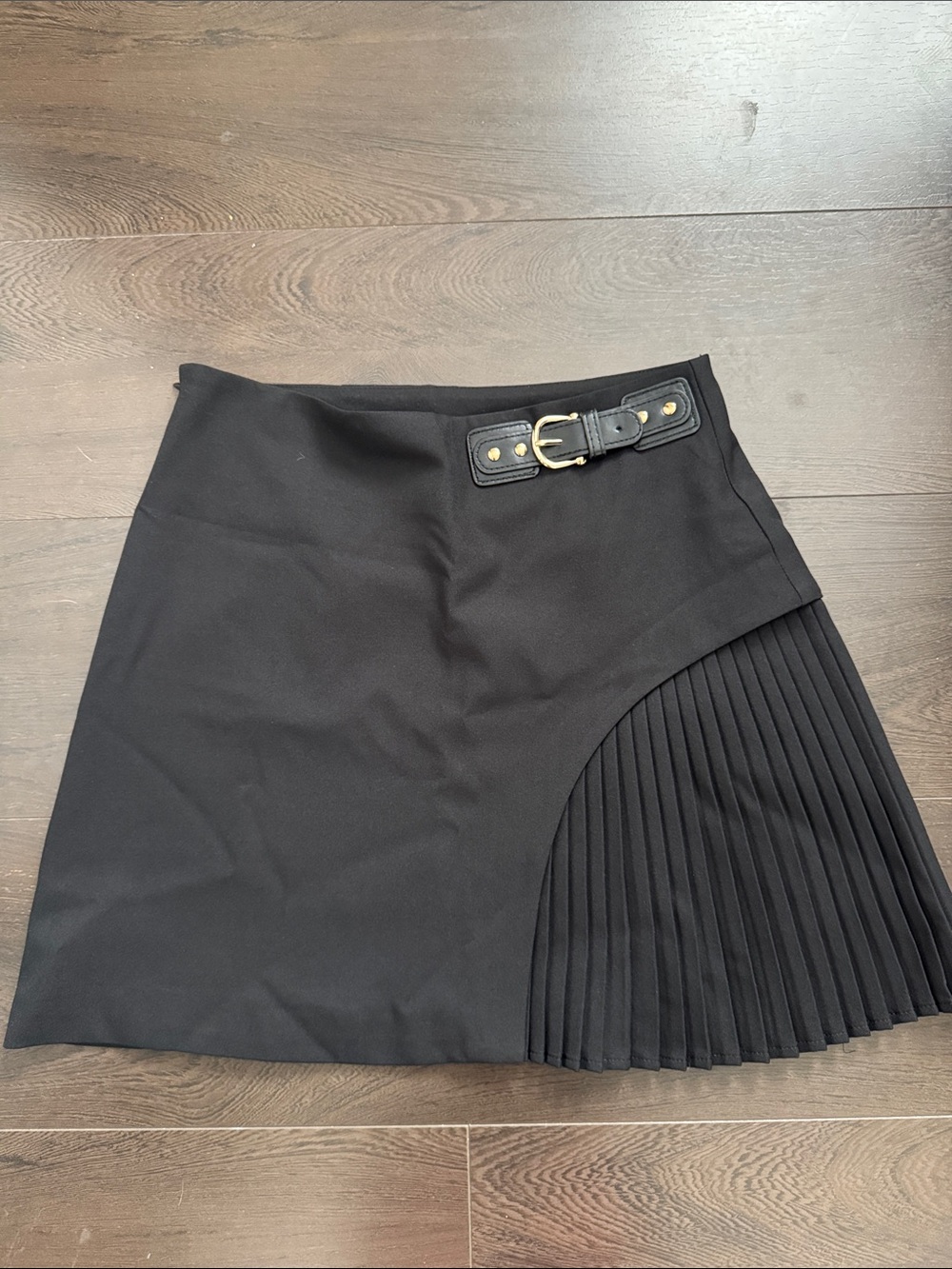 Commense Side Pleated Buckle Belted Skirt